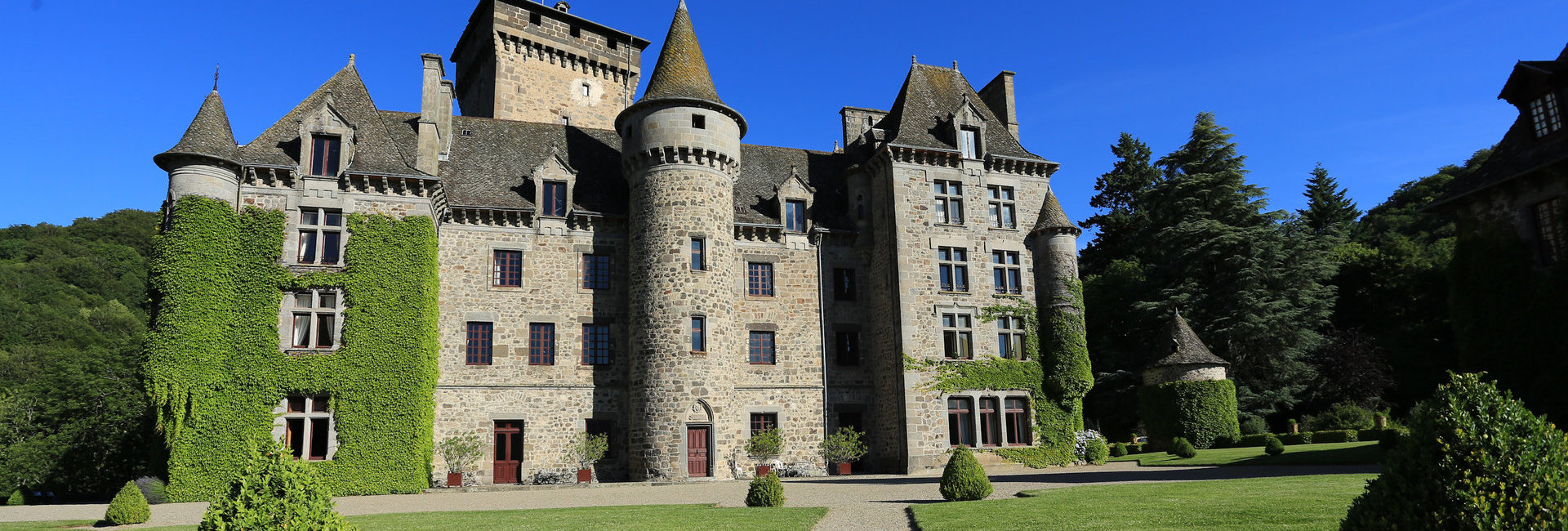 Le château de Pesteil dans le Cantal